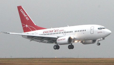 전북 군산을 거점으로 한 이스타 항공의 첫 여객기가 4일 오전 김포공항에 착륙하고 있다.