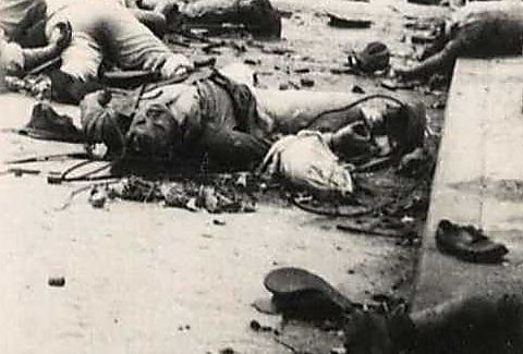 확대한 북한군 촬영 사진. 다른 시신과 복장이 다르다. 상-하의도 한 벌이 아니고 왼쪽에는 군모나 경찰모 대신 벙거지가 놓여 있다. 팔에는 봇짐으로 추정되는 물건이 걸려 있다. /국립중앙도서관