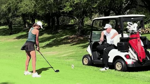 도널드 트럼프 대통령 당선인이 손녀딸 카이와 골프를 치고 있다. /인스타그램