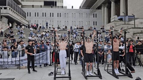 지난 9월 광화문에서 열린 K맨몸운동 대회에서 김동호씨(왼쪽)가 턱걸이를 하고 있다. /유튜브