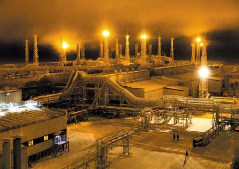 러시아 ‘보바넨코보’ 꺼지지 않는 불 야말 반도에 들어선 러시아의 최신 천연가스전 보바넨코보. 기나긴 북극의 밤이 깊어가는 동안 투광조명등이 태양을 대신해 빛나고 있다.