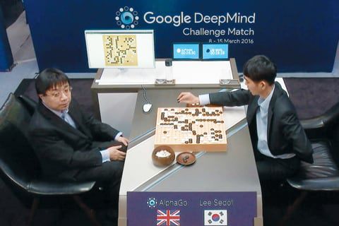 2016년 3월 이세돌 9단(오른쪽)이 알파고와 대결하는 모습. 왼쪽은 알파고 대신 돌을 놓은 아자황 구글 딥마인드 연구원이다. /조선일보DB