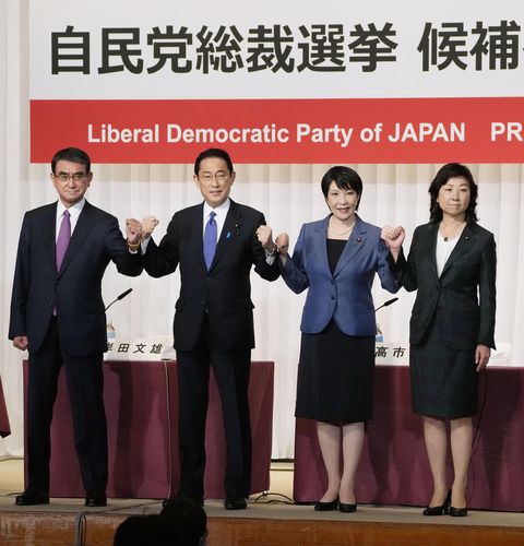 차기 일본 총리는 누구(도쿄 교도=연합뉴스) 17일 오후 일본 도쿄도(東京都) 소재 자민당 본부에서 총재 선거 후보자 4명이 공공 기자회견에 앞서 포즈를 취하고 있다. 왼쪽부터 고노 다로(河野太郞) 행정개혁 담당상, 기시다 후미오(岸田文雄) 자민당 정무조사회장, 다카이치 사나에(高市早苗) 전 총무상, 노다 세이코(野田聖子) 자민당 간사장 대행. 이달 29일 예정된 투표에서 당선된 새 총재는 내달 4일 소집되는 임시 국회에서 차기 총리로 지명된다.