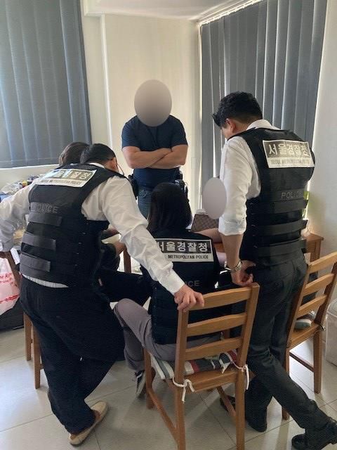 호주 경찰과 공조해 A씨의 주거지를 압수수색하는 서울경찰청 수사관[서울경찰청 제공. 재판매 및 DB 금지]