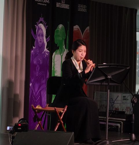 국립국악원 '게임 사운드 시리즈' 사전 청음회(서울=연합뉴스) 박원희 기자 = 17일 국립국악원 국악박물관에서 열린 '게임 사운드 시리즈' 사전 청음회에서 국립국악원 창작악단 안은경 악장이 생황을 연주하고 있다. 2024.12.17 encounter24@yna.co.kr