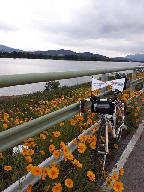 차별금지법제정연대 공동대표인 필자가 지난 2021년 5월 서울에서 부산까지 자전거로 국토종주를 했다. 자전거에 ‘차별금지법 제정 국민동의청원’ 깃발을 달고 금계국이 핀 낙동강 칠백리 길을 달렸다. 필자 제공