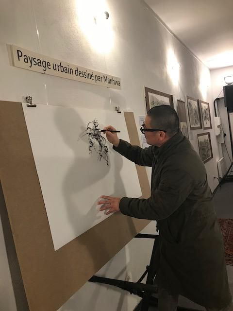 백영욱 작가가 2019년 프랑스 몽펠리에에서 열린 대표적 한국 문화축제인 코레디시 페스티벌에서 드로잉을 시연하는 모습. 백영욱 작가 제공