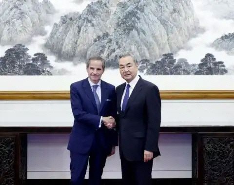 왕이 중국 당 정치국 위원 겸 외교부장이 11일 베이징에서 라파엘 그로시 IAEA 사무총장과 만났다. 미국에 제멋대로 행동하지 말라는 경고의 말을 건넸다./신화통신.