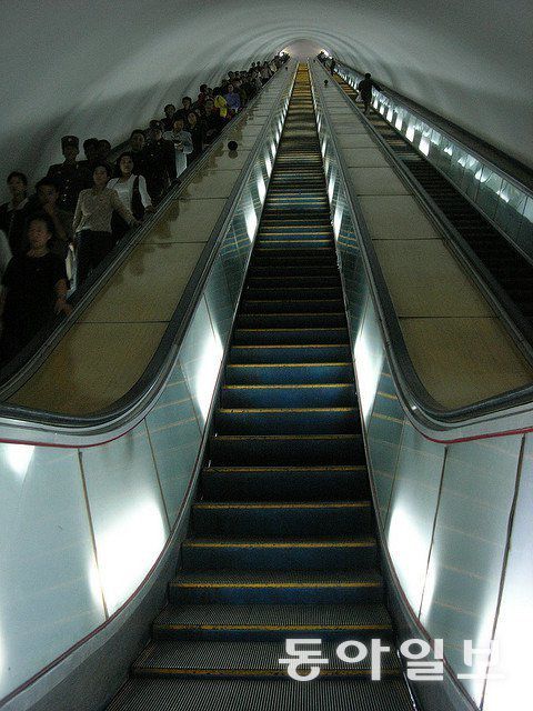 세계에서 가장 깊은 지하철로 알려진 평양 지하철의 에스컬레이터. 동아일보 DB