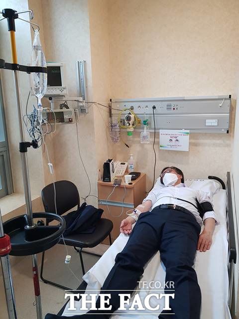 정진웅 광주지검 차장의 기소 적정성을 진상 조사하라는 추미애 법무부 장관의 지시 이후 검찰 내부 반발이 확산되는 모양새다. 사진은 지난 7월 한동훈 검사장과 몸싸움 후 모 종합병원 응급실에서 치료를 받는 정진웅 검사./더팩트 DB