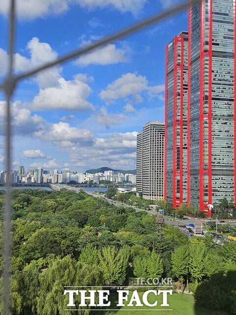 130m 상공에서 남산타워 방향을 바라본 장면./설상미 기자