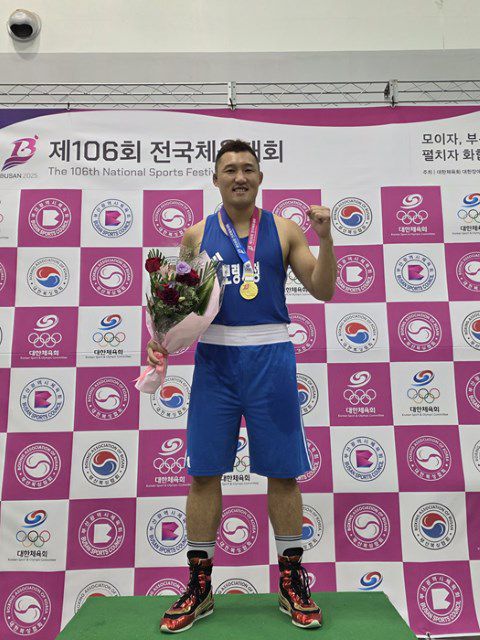 부산 전국체전에서 15연패를 달성한 후 시상대에서 포즈를 취한 김동회. 그에게는 이제 두 번의 전국체전이 남았다. / 충남도청