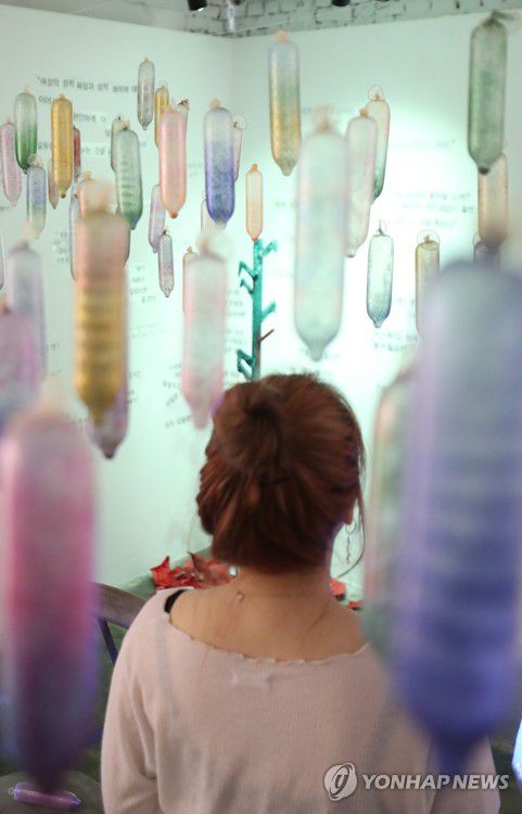 청소년 콘돔전시회 열려(서울=연합뉴스) 류효림 기자 = 30일 서울 서초구 방배동 갤러리 빈치에서 열린 '힐난도 자랑도 수치도 아닌 콘돔 전시회'에서 전시 관계자가 전시물을 살펴보고 있다. 2020.1.30 ryousanta@yna.co.kr