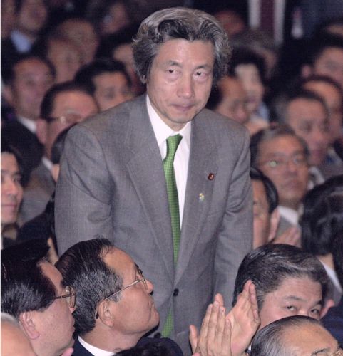 2001년 4월 24일 일본 도쿄도 자민당 본부에서 자민당 새 총재로 당선된 고이즈미 준이치로가 박수를 받고 있다. [교도=연합뉴스 자료사진]