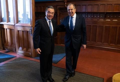 중러 외교장관 모스크바서 회동(서울=연합뉴스) 미국의 압박이 거세지는 가운데 중국과 러시아 외교장관이 모여 보호주의와 내정 간섭에 강력히 반대하는 목소리를 냈다.
    이는 중국이 비슷한 처지인 러시아와 전략적 연대를 통해 미국의 정치, 경제, 군사적 압력에서 벗어나려는 시도로 보인다. 2020.9.12
[중국 외교부 홈페이지 캡처.재판매 및 DB 금지]
    photo@yna.co.kr
(끝)