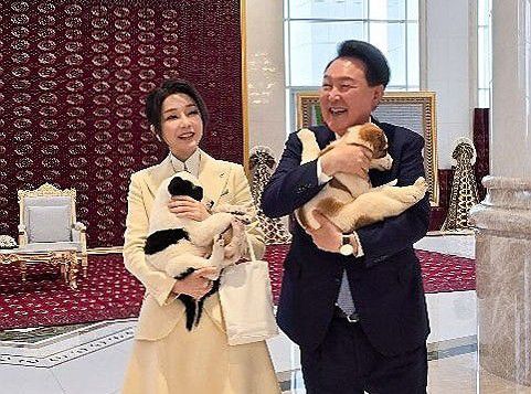 투르크 국견 알라바이 안고 즐거워하는 윤석열 대통령 부부(아시가바트[투르크메니스탄]=연합뉴스) 진성철 기자 = 윤석열 대통령과 김건희 여사가 11일(현지시간) 투르크메니스탄 아시가바트 한 호텔에서 열린 투르크메니스탄 국가최고지도자 겸 인민이사회 의장인 구르반굴리 베르디무하메도프 전 대통령 부부와의 친교 오찬 뒤 투르크메니스탄 국견인 알라바이를 안고 즐거워하고 있다. 2024.6.11  [공동취재] zjin@yna.co.kr