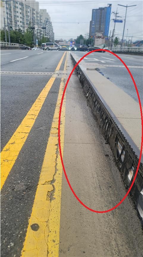 폭우로 침하된 대전 유등교. 대전시 제공