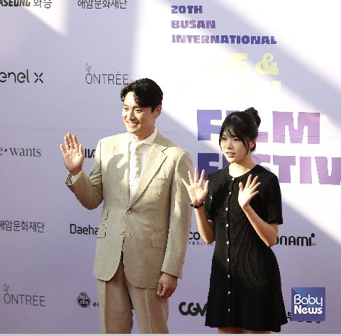 개막식 사회자 방송인 오상진, 배우 문승아. ⓒ부산어린이청소년영화제