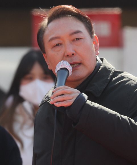 220217 윤석열 성남 야탑 유세 윤석열 국민의힘 대선 후보가 17일 오후 경기도 성남시 야탑역 광장에서 열린  ‘부패 없는 성남! 공정한 대한민국!”거리유세에서 지지를 호소하고 있다.2022. 2. 17 정연호 기자