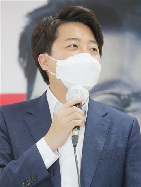 발언하는 이준석 대표 - 이준석 국민의힘 대표가 16일 제주시 연동 허향진 제주도지사 후보 선거사무소에서 열린 제주도당 선거대책회의에서 발언하고 있다. 2022.5.16 뉴스1