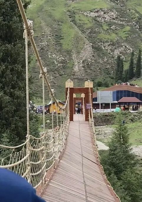 지난 6일 중국 신장 위구르 자치구 이리 카자흐 자치주 자오쑤현 샤타 풍경구의 한 출렁다리의 한쪽 로프가 끊어져 다리가 크게 기울었다. 일부 관광객들이 다리에서 떨어져 5명이 숨지는 등 20여명의 사상자가 발생했다. 자료 : 바이두