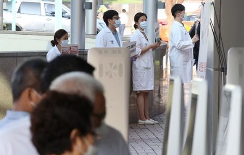 전국의사 2차 총파업 첫날인 26일 오전 서울 서초구 서울성모병원에서 전공의들이 피켓시위를 하고 있다./연합뉴스