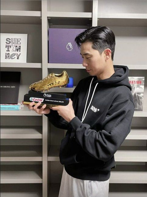 손흥민 절친인 배우 박서준은 18일 자신의 인스타그램에 손흥민 집을 방문해 NOS7 후드티를 입고 골든부트 트로피를 든 사진을 올렸다. [사진 박서준 인스타그램]