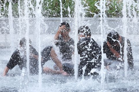 폭염 특보가 연일 이어지는 10일 오후 광주 북구 일곡동 들샘어린이공원 바닥분수에서 초등학생들이 물놀이를 하고 있다. 연합뉴스