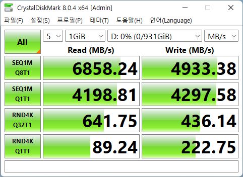 CrystalDiskMark로 1TB 모델의 속도를 측정했는데, 연속 읽기 속도는 6858MB/s, 연속 쓰기 속도는 4933MB/s로 확인됐다.