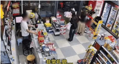 한국 관광객이 중국의 한 편의점에서 예의 바르게 인사를 건네는 모습이 담긴 폐쇄회로(CC)TV 영상이 화제다./사진=유튜브 OKASHU 캡
