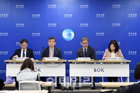 5일 서울 중구 한국은행에서 2023년 4/4분기 및 연간 국민소득(잠정) 설명회가 진행되고 있다. 사진 왼쪽부터 이인규 지출국민소득팀장, 최정태 국민계정부장, 강창구 국민소득총괄팀장, 전현정 국민소득총괄팀 과장.(사진=한국은행 제공)