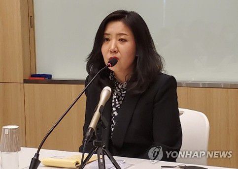 한일 징용 협의 결과 설명하는 서민정 아태국장(도쿄=연합뉴스) 김호준 특파원 = 한일 외교당국이 16일 도쿄에서 일제 강제동원 노동자 배상 문제의 해법을 논의하는 국장급 협의를 했다. 이날 일본 외무성에서 열리는 국장급 협의에는 서민정 외교부 아시아태평양국장과 후나코시 다케히로 일본 외무성 아시아대양주국장이 참여했다. 서 국장이 한국 언론에 한일 협의 결과를 설명하는 모습. 2023.1.16 hojun@yna.co.kr