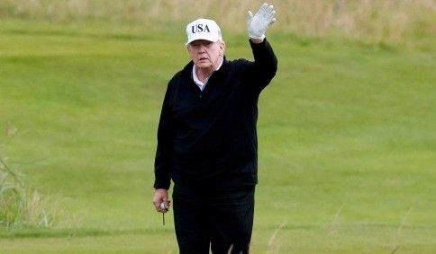 도널드 트럼프 미국 대통령이 지난 26일 스코틀랜드 턴베리에 있는 자신의 리조트에서 골프를 치던 중 손을 흔들고 있다. 턴베리 로이터 연합뉴스