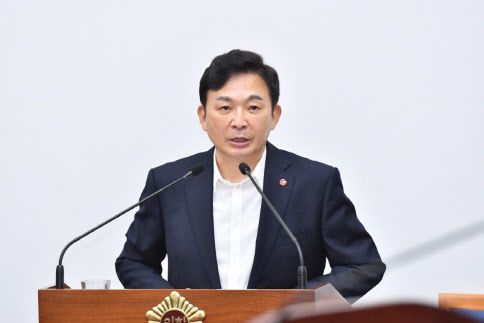 원희룡 제주지사가 지난해 7월 제주도의회 제385회 임시회 본회에서 도의원들의 긴급현안질문에 답변하고 있다. (사진=연합뉴스)