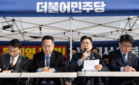 박찬대 더불어민주당 원내대표가 1일 오전 서울 종로구 광화문 앞 민주당 천막당사에서 열린 원내대책회의에서발언을 하고 있다. (사진=뉴스1)