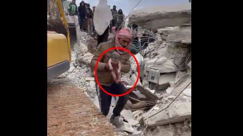 지진으로 무너진 시리아의 건물 잔해 속에서 갓태어난 아기가 구조됐다. /트위터