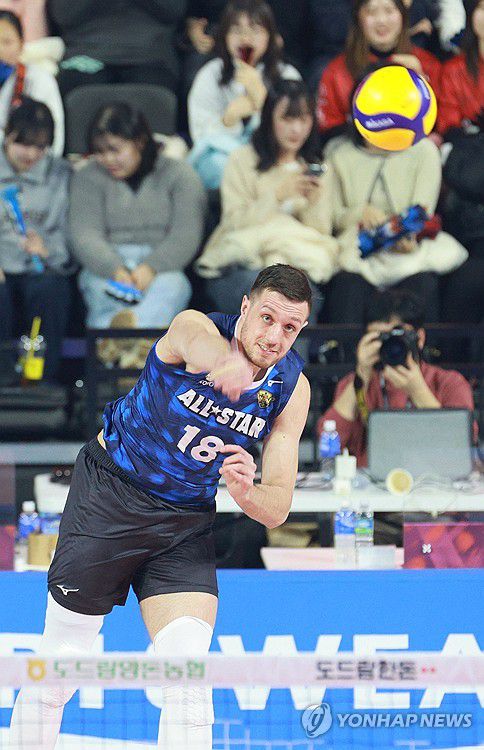 '서브킹은 나야 나'(인천=연합뉴스) 한종찬 기자 = 27일 오후 인천 부평구 인천삼산월드체육관에서 열린 프로배구 '2023-2024 도드람 V리그 올스타전 스파이크 서브 킹 콘테스트에서 V-스타 마테이가 서브를 넣고 있다. 2024.1.27 saba@yna.co.kr