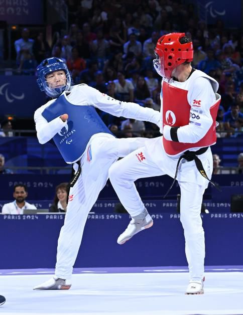 온 힘을 다해(파리=연합뉴스) 공동취재단 = 장애인 태권도 주정훈(왼쪽)이 1일(한국시간) 프랑스 파리 그랑팔레에서 열린 2024 파리 패럴림픽 태권도 남자 80㎏급 스포츠등급 K44 동메달 결정전에서 발차기 공격을 시도하고 있다. 2024.9.1.