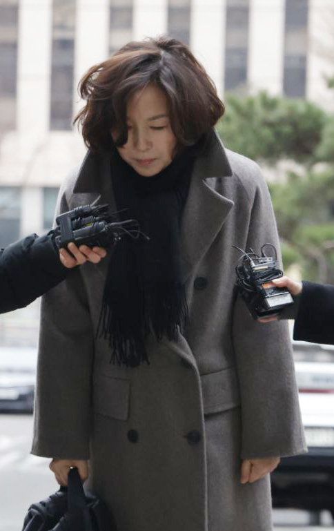 ‘공천 헌금’ 의혹을 받는 김경 서울시의원이 18일 오전 서울 마포구 서울경찰청 광역수사단 공공범죄수사대에서 피의자 신분으로 경찰 조사를 받기 위해 출석하고 있다. 박형기 기자 oneshot@donga.com