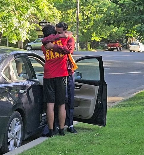 미국에서 성폭행 혐의로 378년형을 선고받고 16년간 복역했던 한 50대 남성이 재심 끝에 누명을 벗고 석방됐다. 법원은 피해를 주장했던 입양딸이 증거를 조작했다고 판단했다. 사진은 아자이 데브(58)가 석방 후 가족과 만나 포옹하는 모습. 페이스북