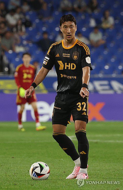 울산에 합류한 정우영(울산=연합뉴스) 김용태 기자 = 10일 울산 문수축구경기장에서 열린 프로축구 하나은행 K리그1 2024 울산 HD와 광주FC의 경기에서 울산 정우영이 패스할 곳을 찾고 있다. 2024.7.10 yongtae@yna.co.kr