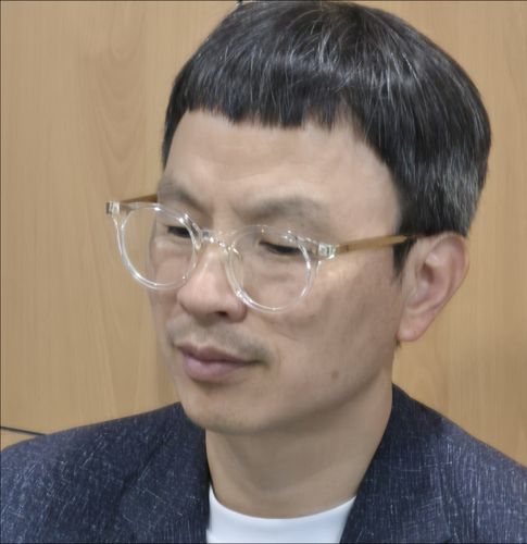여성 고아 3인과 함께 인터뷰 중인 조윤환 고아권익연대 대표[윤근영 기자 촬영]