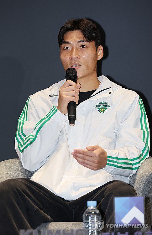 인터뷰하는 박진섭(전주=연합뉴스) 임채두 기자 = 5일 전주월드컵경기장 이벤트홀에서 열린 전북 현대 모터스 K리그1 우승 미디어데이에서 박진섭 선수가 취재진 질문에 답하고 있다. 2025.11.5 doo@yna.co.kr