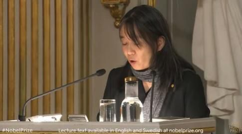 한강 작가가 지난해 12월 스웨덴 스톡홀름 노벨상박물관에서 자신의 작품 세계에 대해 설명하는 강연을 하고 있다. 노벨재단 홈페이지 캡처