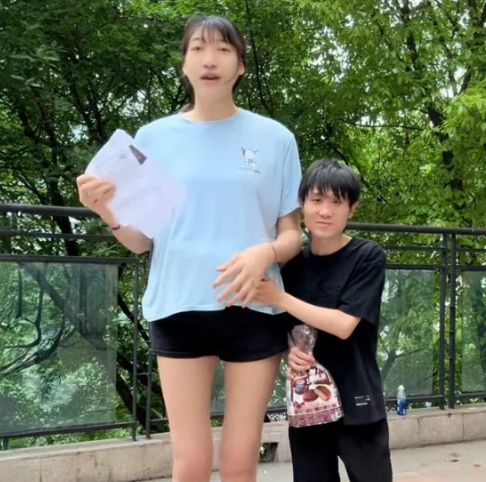 중국에서 엄청난 키 차이를 가진 커플이 최근 임신 소식을 전해 현지에서 화제가 되고 있다. 이 커플의 키 차이는 무려 약 50㎝인 것으로 알려졌다. 소셜미디어(SNS) 캡처
