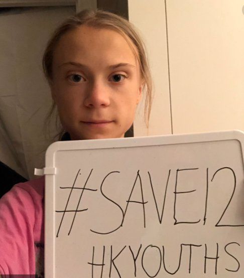 홍콩의 젊은이 12명을 석방하라는 메시지를 담은 사진을 올린 툰베리.[트위터]