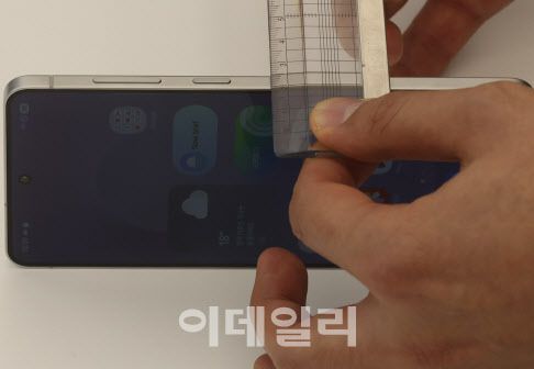 13일 서울 삼성 강남에서 초슬림형 스마트폰인 삼성전자 갤럭시 S25 엣지가 공개되고 있다. 갤럭시 S25 엣지는 정교한 설계와 경량화를 통해 갤럭시 S 시리즈 중 가장 얇은 5.8mm 두께의 슬림 디자인, 163g 무게를 구현했다. S25 일반 모델은 7.2mm, 162g이다.[이데일리 이영훈 기자]