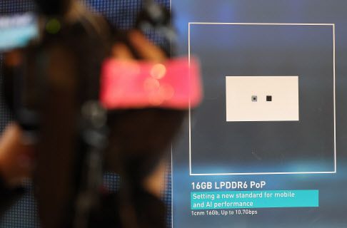 CES 개막 3일차인 1월 8일(현지시간) 미국 네바다주 라스베이거스 베네시안 컨벤션센터 SK 하이닉스 부스에 LPDDR6 메모리가 전시돼 있다.(사진=연합뉴스)