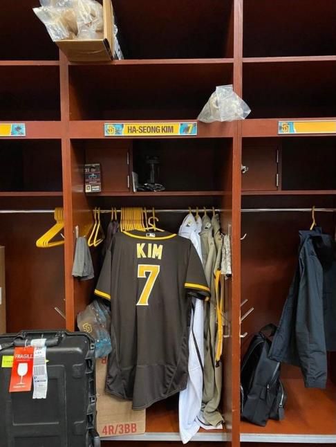 김하성 라커룸 사진미국 애리조나주 피오리아 스포츠콤플렉스 클럽하우스에 설치된 김하성의 라커. [김하성 SNS 캡처. 재배포 및 DB금지]