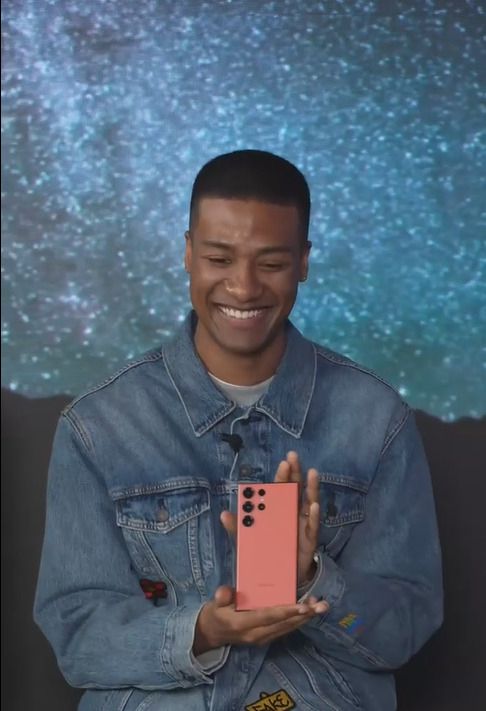 모델 한현민이 ‘삼닷 라이브’에서 갤럭시S24 시리즈를 소개하고 있다. [삼성닷컴 캡쳐]